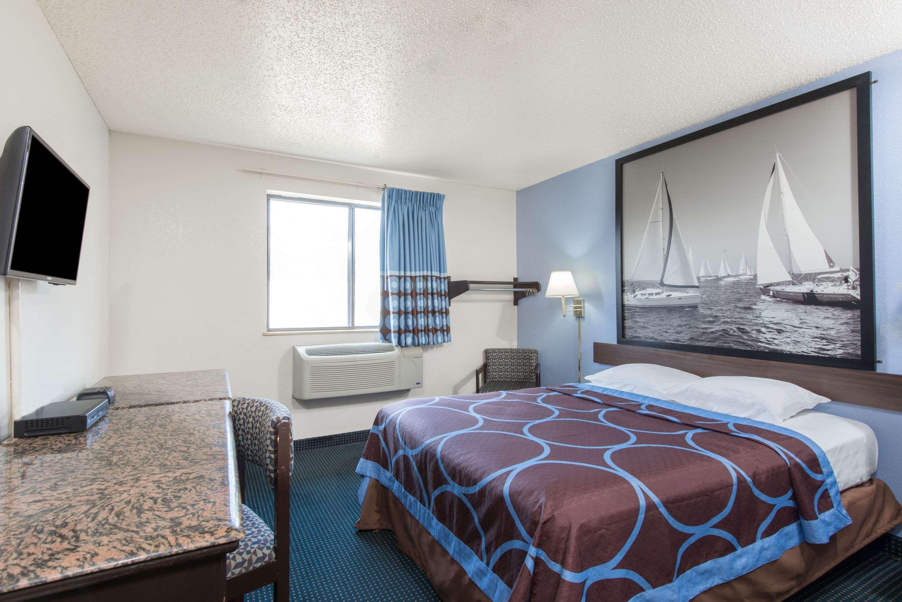 Super 8 By Wyndham New Castle Hotel Exterior photo