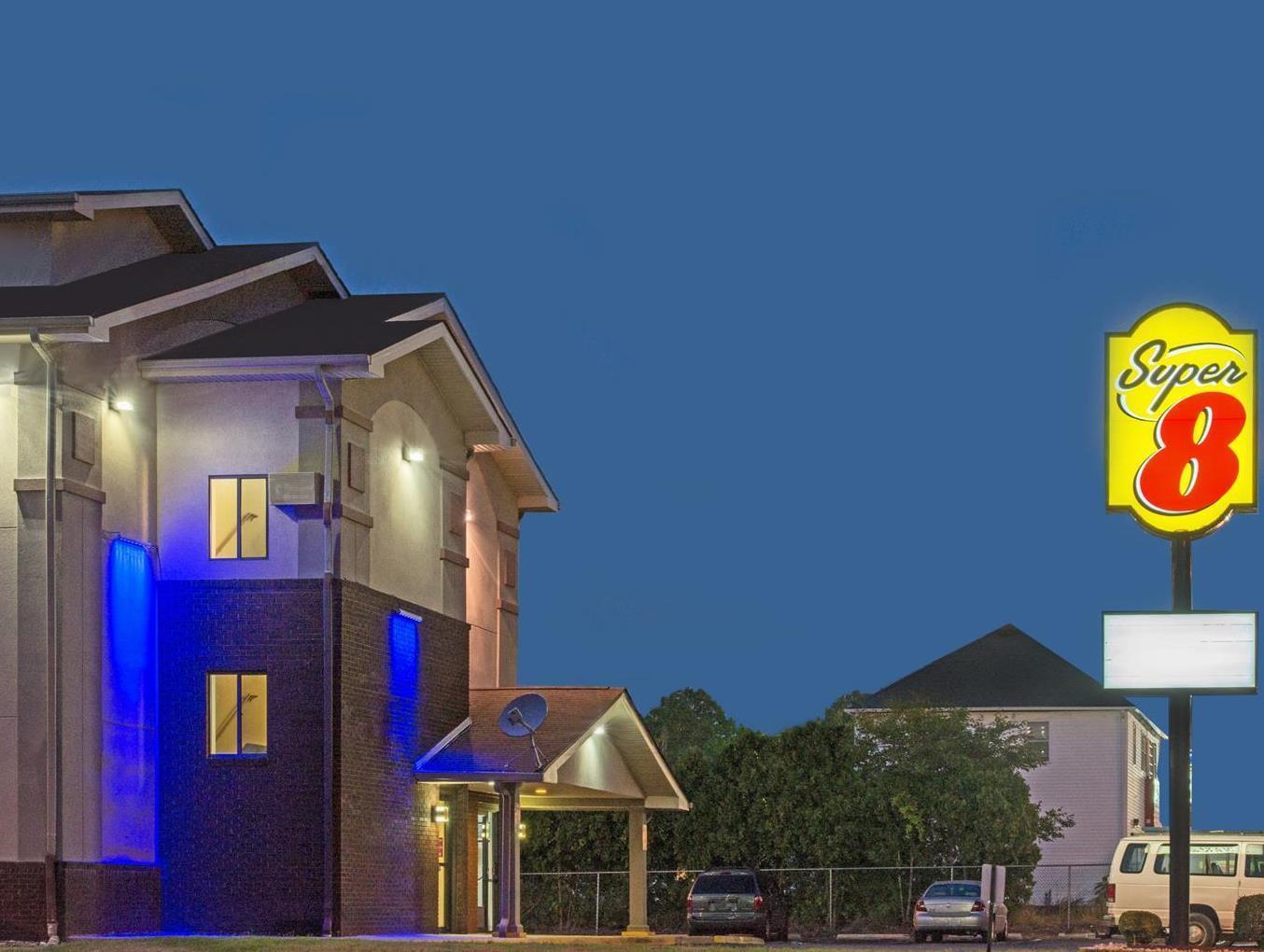 Super 8 By Wyndham New Castle Hotel Exterior photo