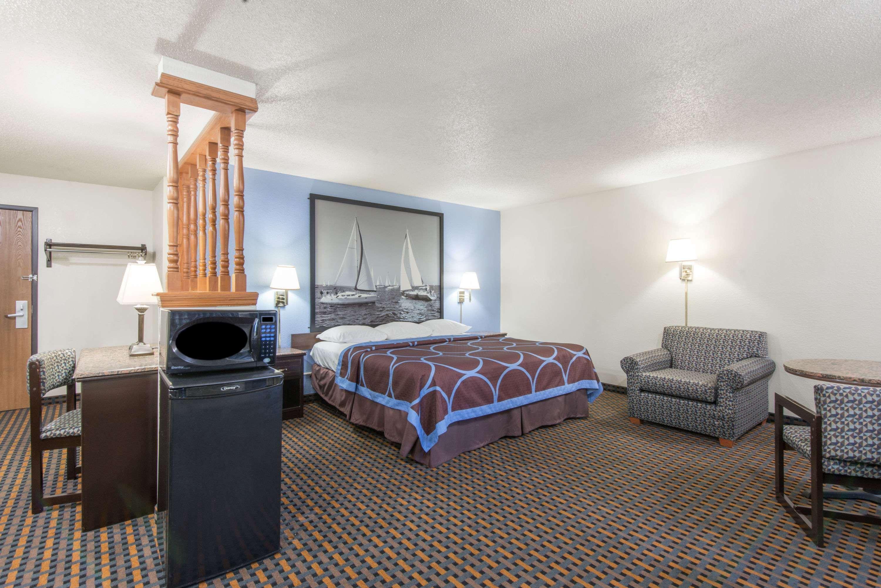 Super 8 By Wyndham New Castle Hotel Exterior photo