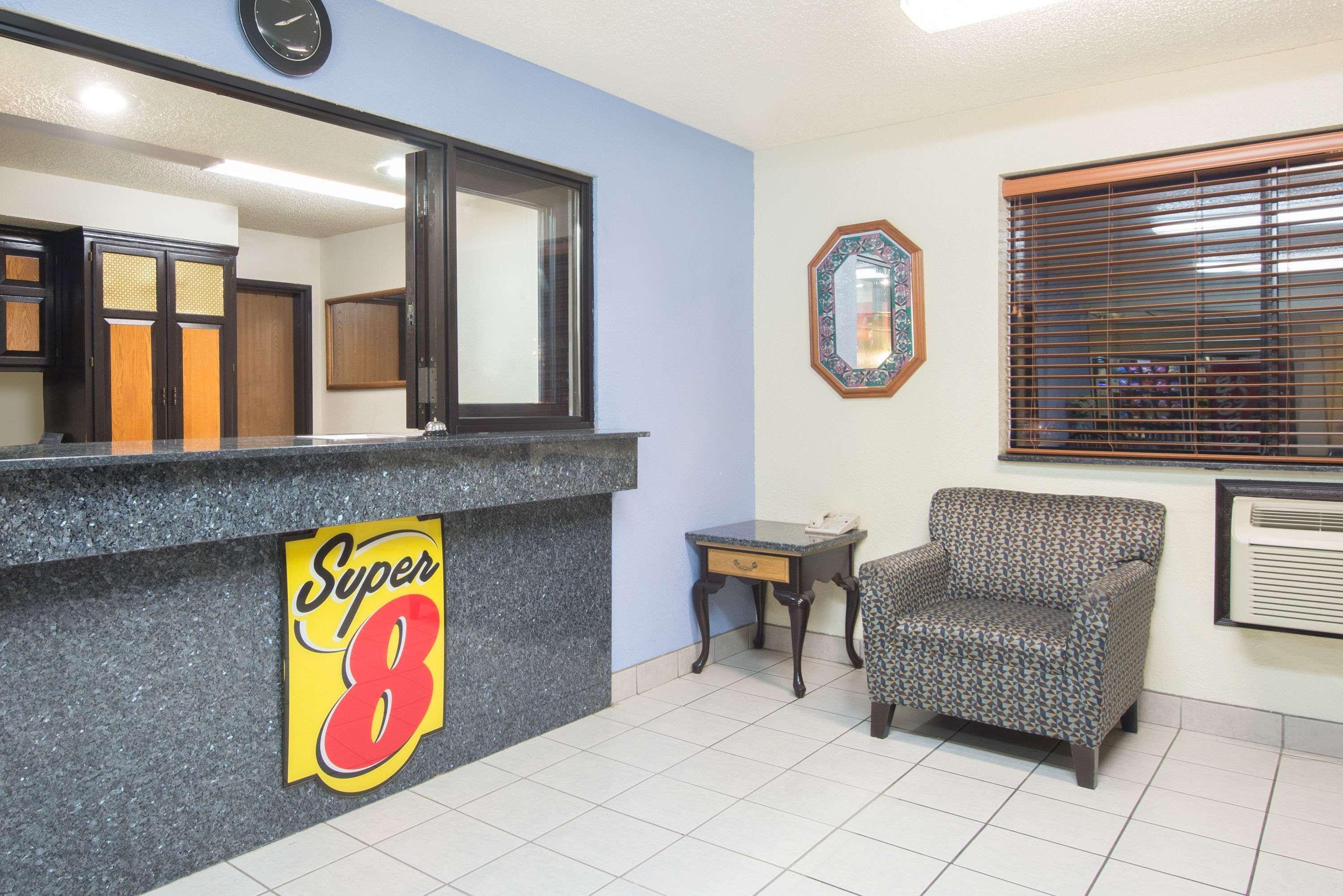 Super 8 By Wyndham New Castle Hotel Exterior photo