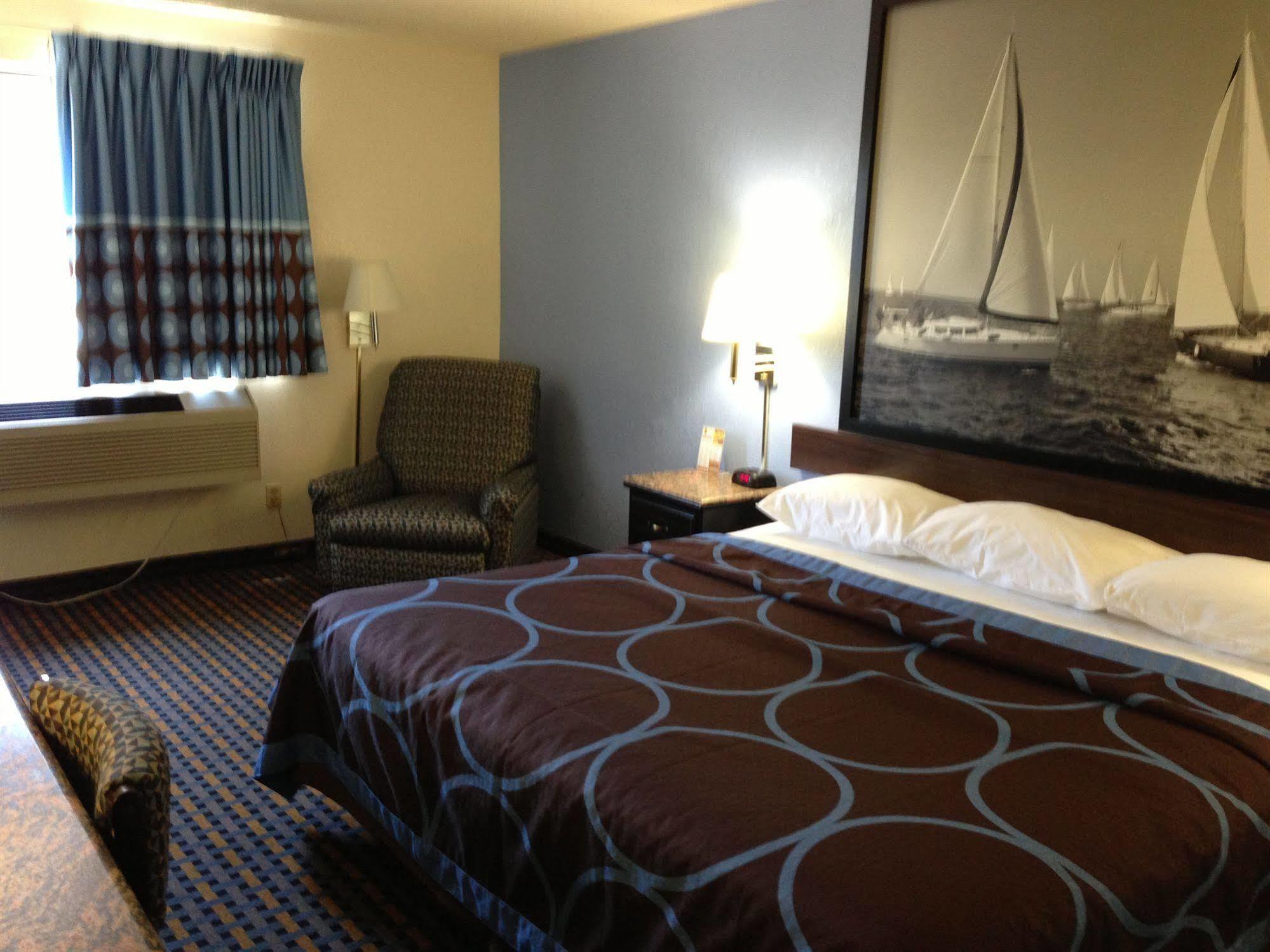 Super 8 By Wyndham New Castle Hotel Exterior photo